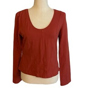 QUE burnt orange tee size MED round neck tshirt cotton spandex long sleeve rust